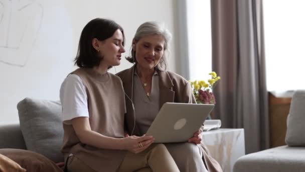 Dwie Kobiety Różnych Pokoleń Oglądają Film Laptopie Słuchawkach Omawiając Między — Wideo stockowe
