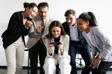 IT uzmanlarının geliştiricileri, yeni mobil uygulamanın serbest bırakılıp piyasaya sürülmesinden memnunlar..