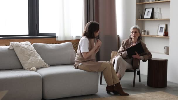 Eine Junge Frau Diskutiert Bei Einem Psychologen Termin Ein Problem — Stockvideo
