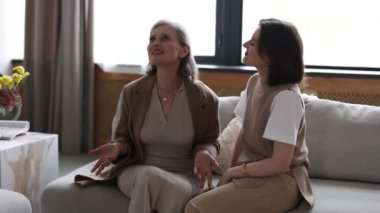 Anne ve kızı evde kişisel meseleleri tartışıyor..