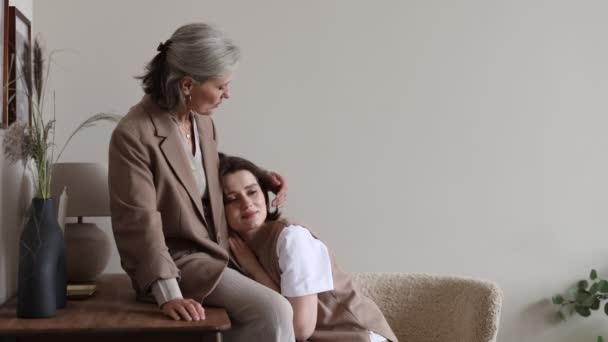 Hija Adulta Con Una Madre Anciana Tomar Sol Abrazándola — Vídeos de Stock