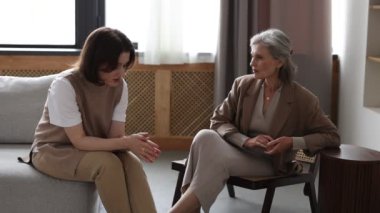 Bir psikoterapistle olan randevuda, bir kadın duygusal olarak sorunlarından bahseder..