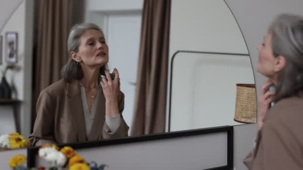 Güzel Aynayı Öperken Gri Saçlı Beyaz Kadın Görünümünün Tadını Çıkar — Stok video