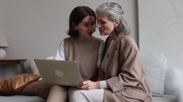 Adult Daughter Explains Elderly Mother How Use Laptop — Stock Video