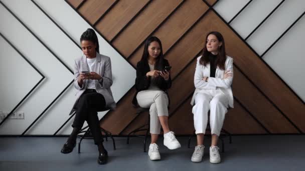 Ženy Hledající Zaměstnání Různých Národností Čekají Řadě Židlích Zdi — Stock video