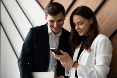 Heteroseksüel meslektaşlar öğle arasında iletişim kurar ve haberleri paylaşırlar.