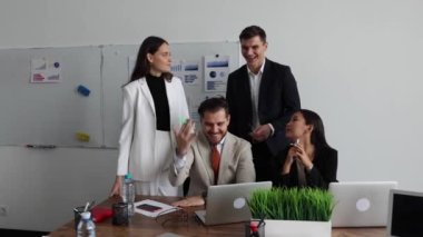 Şirket web sitesini tartışan işadamları, girişimciler iş geliştirmeyi planlıyorlar.