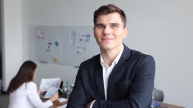 Şirketin genç ve başarılı yöneticisine karşı ofisteki çalışanların geçmişi.