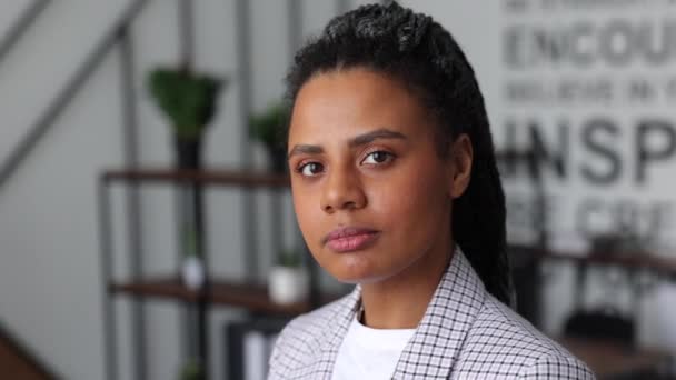 Portret Van Afrikaanse Amerikaanse Jonge Succesvolle Zakenvrouw Tegen Kantoor Achtergrond — Stockvideo