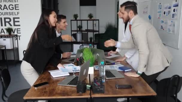 テーブルで交渉が成功した後 企業の従業員が握手 — ストック動画