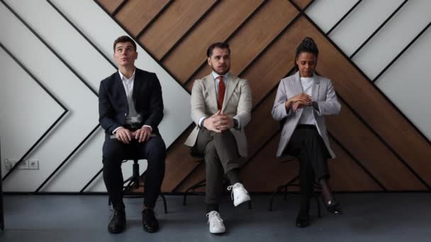 Ofiste Röportaj Için Sırada Bekleyen Bir Grup Genç Bekleme Odasındaki — Stok video