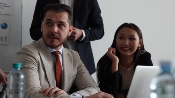 Úspěšný Tým Práci Skupina Mladých Podnikatelů Kteří Spolu Pracují Chatují — Stock video