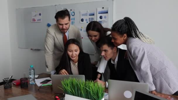 Grupo Feliz Empresários Durante Uma Apresentação Colegas Olham Para Laptop — Vídeo de Stock