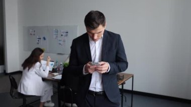 Çeşitli Mesleki İş Adamları Grubu Modern Ofis Konferans Odası 'nda Toplantı.