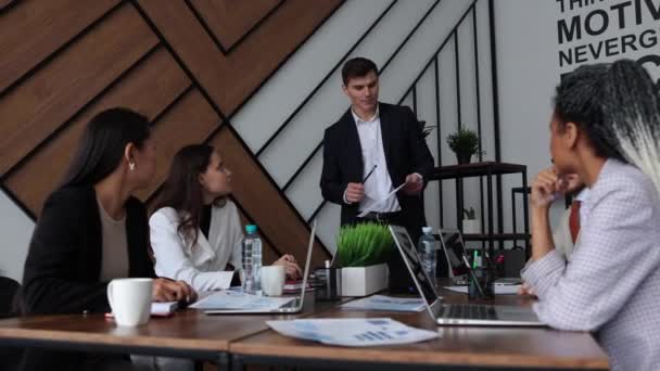 会議室で議論するビジネス人々 — ストック動画