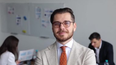 İşadamları ofiste yeni bir iş projesi üzerinde tartışıyorlar