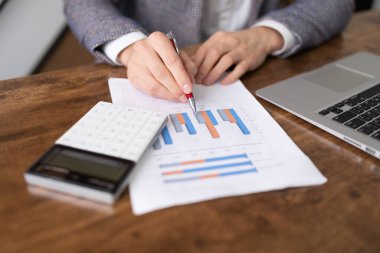 Finansal analizci, şirketin durumunun şeması ile birlikte, notlardaki başarılara dikkat çekiyor..