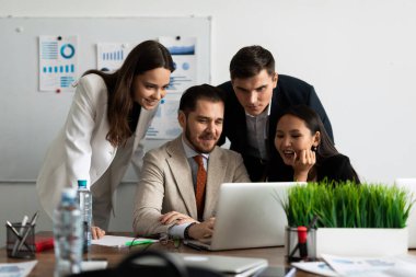 Ofisteki bir grup analistin finansal planının tartışılması..