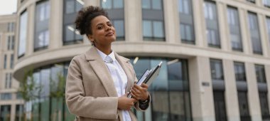 İş merkezinin arka planında İspanyol kadın tasarımcı.