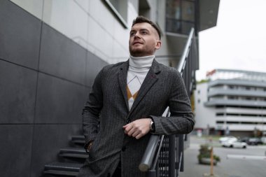 Karanlık bir binanın arka planında başarılı bir erkek mimar.