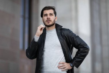 Avrupalı erkek serbest çalışan sokakta telefonla konuşuyor..