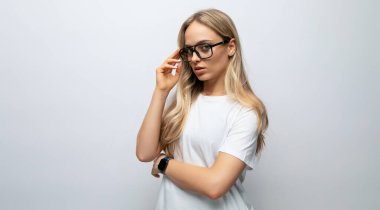 Beyaz arka planda gözlüklü sarışın kadın..