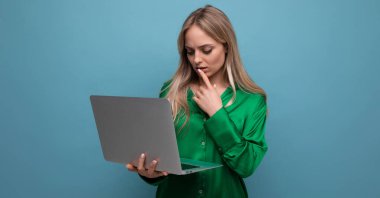 Çok düşünceli bir iş kadını. Elinde dizüstü bilgisayarla çalışıyor. Parlak bir geçmişi var..