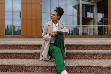 Amerikalı genç bayan yönetici verandada oturuyor ve dinleniyor..