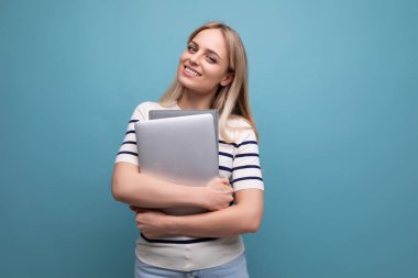 Elinde dizüstü bilgisayarı olan başarılı, kendine güvenen genç bir kız öğrenci mavi, izole bir geçmişi var..