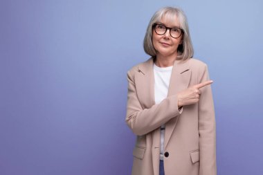 Kendine güvenen orta yaşlı kadın portresi stüdyo arka planında fotokopi alanı olan iş kıyafetleri içinde..