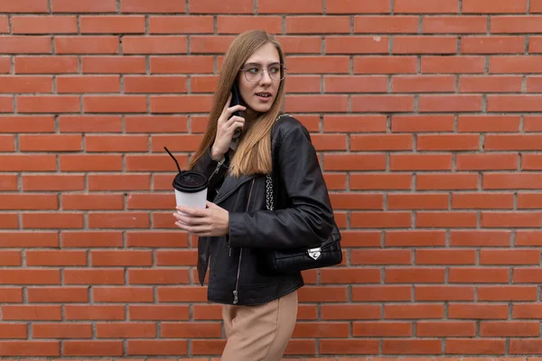 Ung Kvinne Journalist Går Rundt Byen Med Kaffe – stockfoto