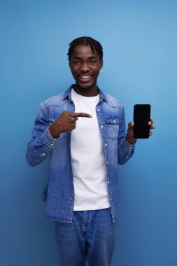 Siyah Rastalı şık Amerikalı adam akıllı telefon kullanıyor..