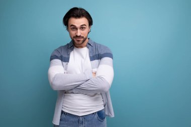 Kafasında parlak bir fikir olan kendine güvenen genç bir adam..