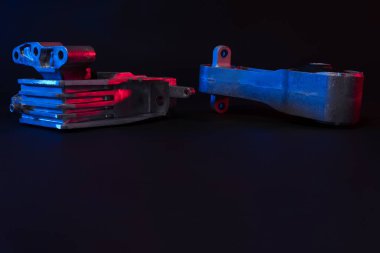 Yeni araba süspansiyon detayı, siyah arkaplanda sessiz blok.