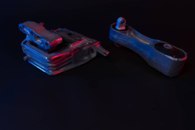 Yeni araba süspansiyon detayı, siyah arkaplanda sessiz blok.