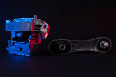 Yeni araba süspansiyon detayı, siyah arkaplanda sessiz blok.