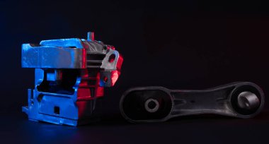 Yeni araba süspansiyon detayı, siyah arkaplanda sessiz blok.