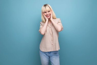 Başarılı, şanslı sarışın genç kadın zaferle seviniyor..