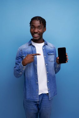 Şık bir menajerin portresi kot ceketli, akıllı telefon modeli olan Afrikalı genç bir adam..