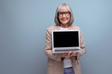 60 'ların ceketli kadını, dizüstü bilgisayarı ve fotokopi alanı olan parlak bir arka planı var..