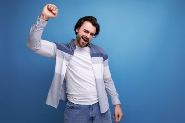 Enerjik, zeki, esmer adam bu karara seviniyor..