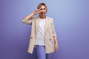 Yeni yetme güzel sarışın bir kadının fotokopi stüdyosunun arka planında ceketli bir fotoğrafı..