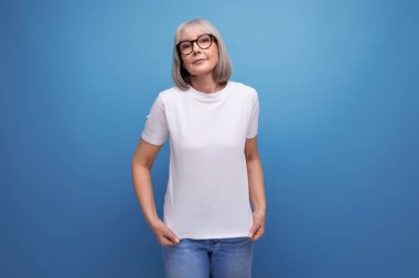 Bob saç kesimi olan olgun bir bayan stüdyo arka planında mocap ile poz veriyor..