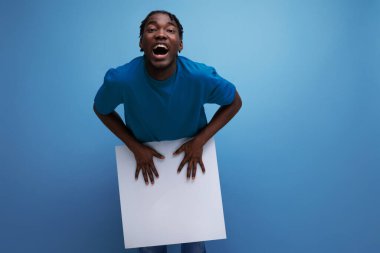 Kağıt levhalı pozitif Afrikalı genç adam notlar için.