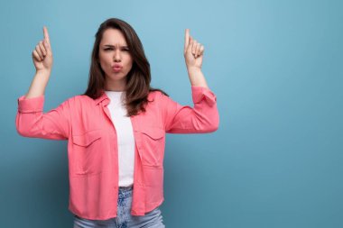 Stüdyo arka planında, günlük tarzda aktif, siyah saçlı bir bayan..