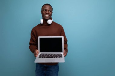 Afrikalı genç ofis çalışanı dizüstü bilgisayarla proje gösteriyor.