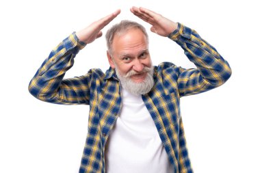 Olgun, gri saçlı, bıyıklı ve sakallı emekli adam beyaz arka planda güvende..