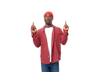 Kırmızı ekose gömlekli ve kot pantolonlu yakışıklı, etnik Afrikalı genç adam izole edilmiş beyaz arka planda yükseliyor..