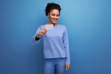 Pozitif Latin 20 'li yaşlarda siyah saçlı bir kadın alışverişleri plastik kartla ödüyor..