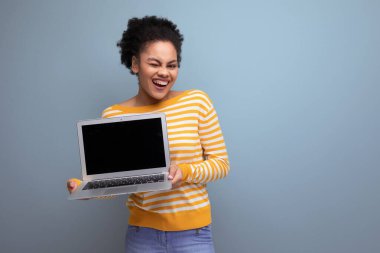 Pozitif afro esmer, laptoplu Latin ofis kadını.